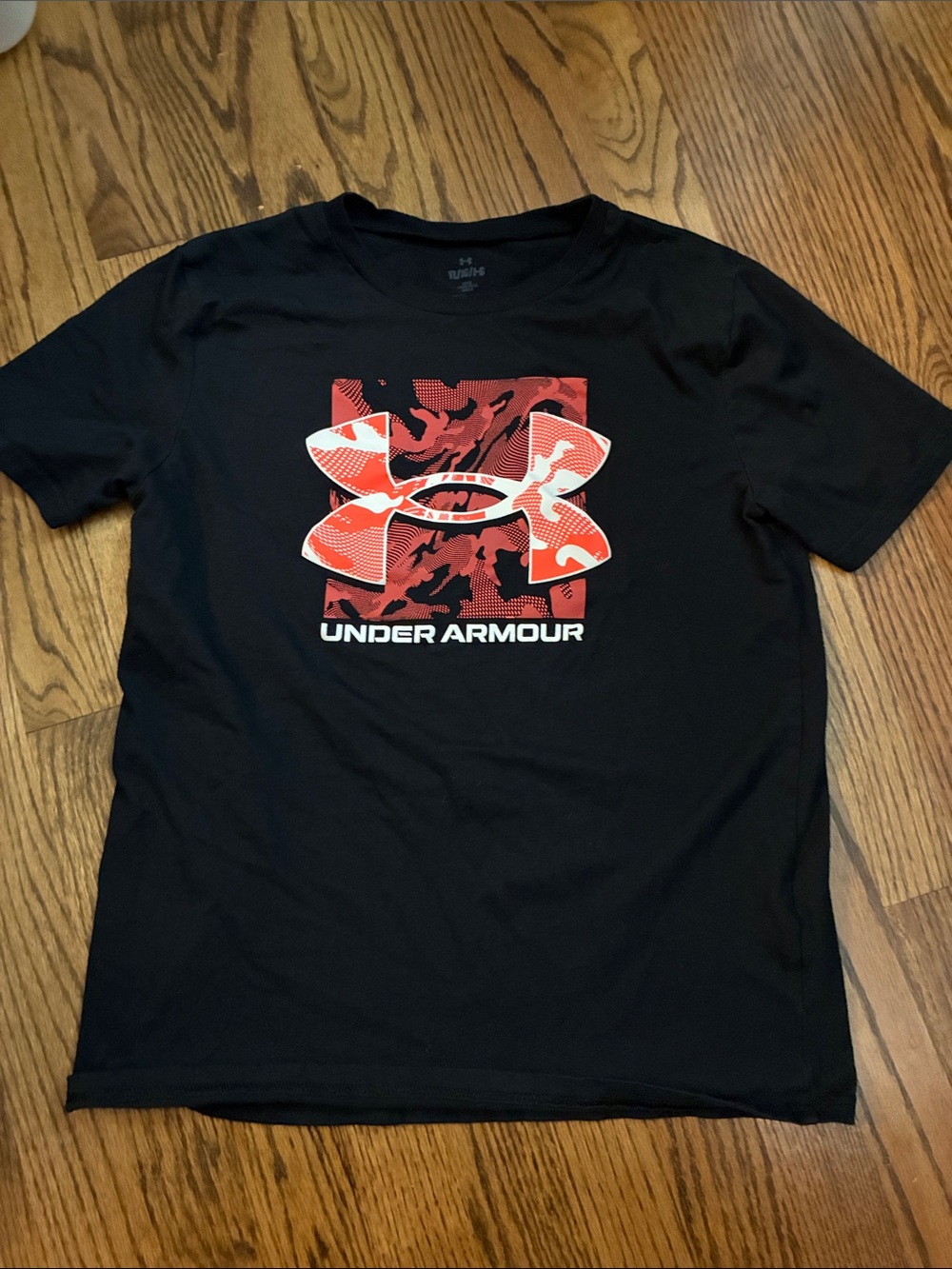 Under Armour boys black neon orange/red logo Tee size large